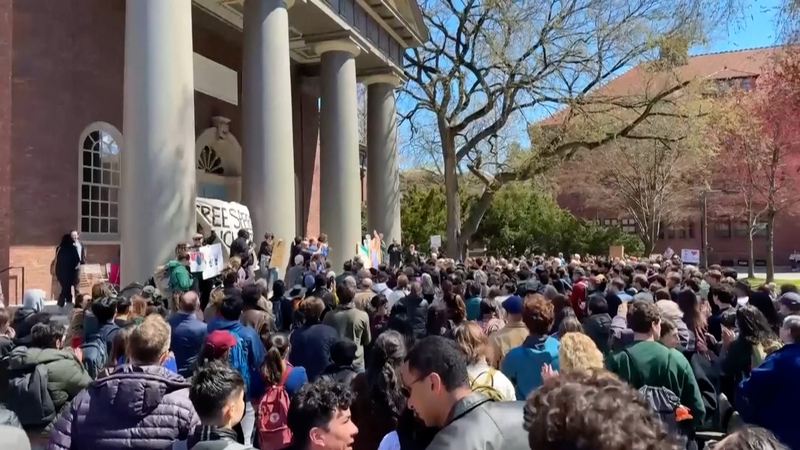 ハーバード大学で学生と教員が抗議　トランプ大統領の留学生・非課税巡る脅しに反発 video poster