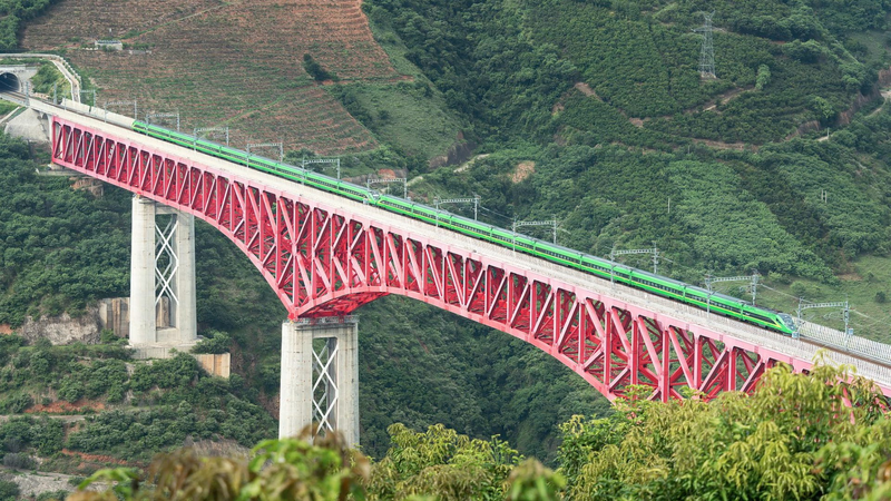 中国ラオス鉄道、4年で旅客6,250万人　観光・貿易をつなぐ新たな動脈