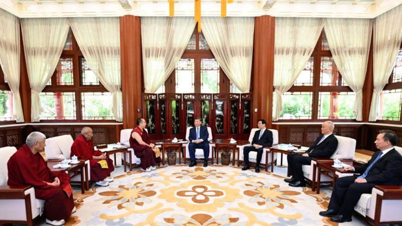 習近平主席がパンチェン・リンポチェと会見　民族団結と宗教調和を強調 video poster