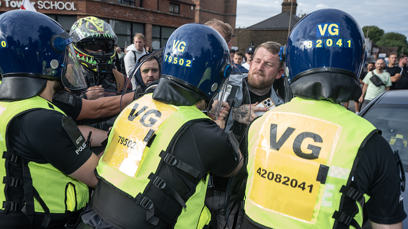 ロンドン郊外ホテルで反移民デモ再燃　警官負傷と逮捕も