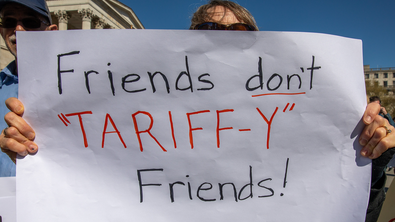 欧州各地で「Hands Off」デモ　トランプ政権の関税政策に抗議