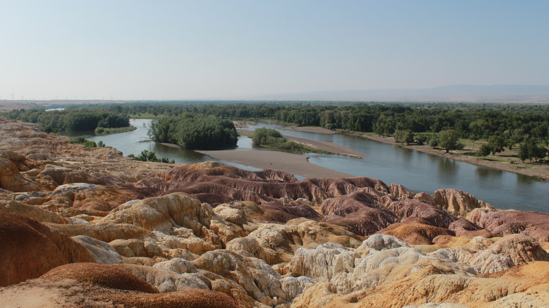 新疆ウイグルの五彩灘 ヤルダン地形が語る雷と太陽の物語