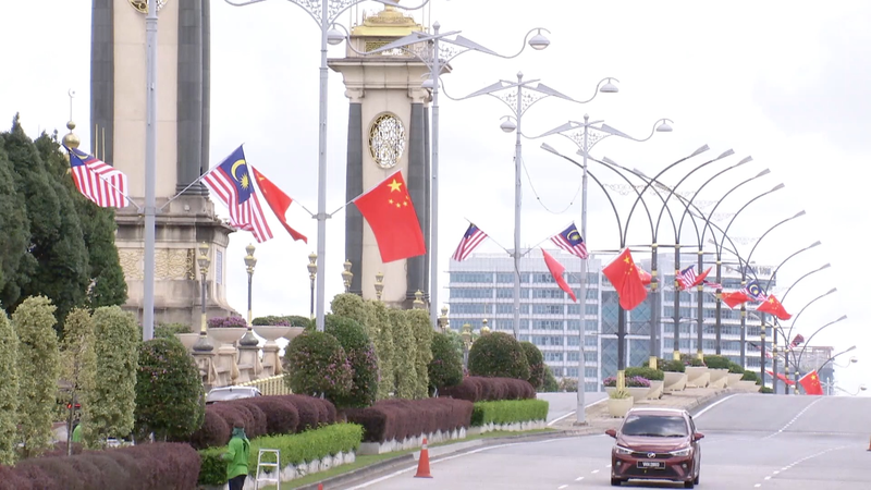マレーシア市民が期待する習近平主席訪問　国旗で彩られたクアラルンプール video poster