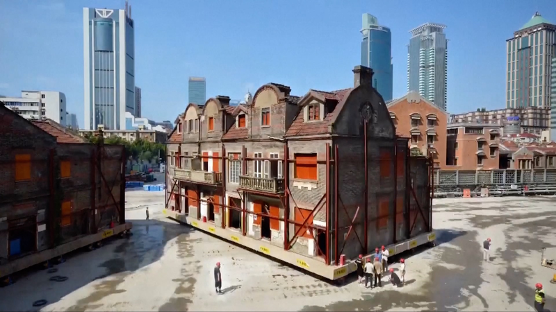 400台超ロボットが歴史的建築を移動　上海・張園で7,500トンが「帰宅」 video poster