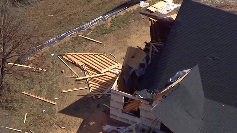 米ノースカロライナで竜巻　建設中の住宅から金属片が木々に散乱 video poster