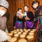 貴州の侗族の村、年末の伝統菓子「糍粑」をライブ配信で全国へ