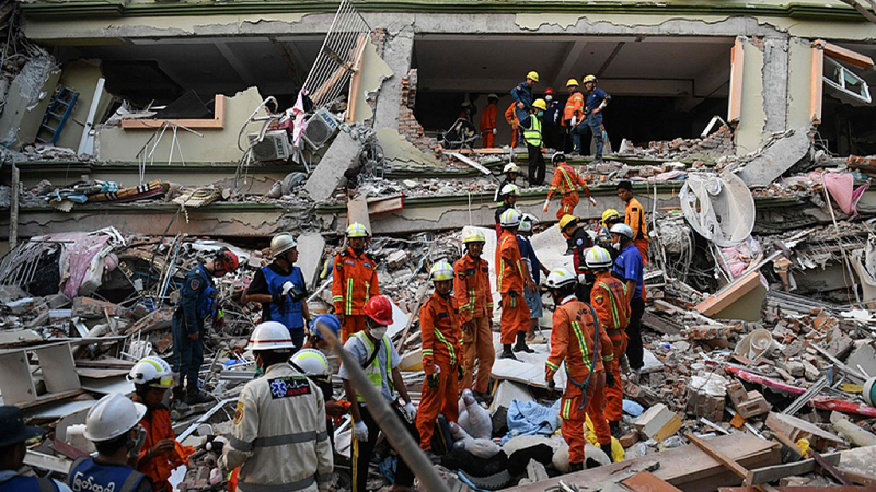 ミャンマー地震、72時間の救助「黄金の窓」が閉じつつある現場で何が起きているか video poster