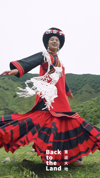 彝族の婚礼衣装が“再生”へ：年単位の手仕事、現代デザインで息づく video poster