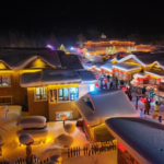 中国本土・牡丹江のスノータウン、キノコ屋根の家が雪景色の主役に