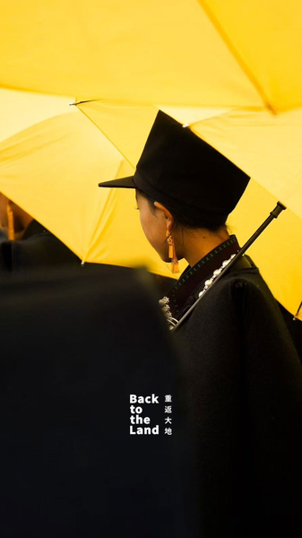 中国本土西南部のイ族ファッション：色彩と刺しゅうが刻む「リズム」 video poster