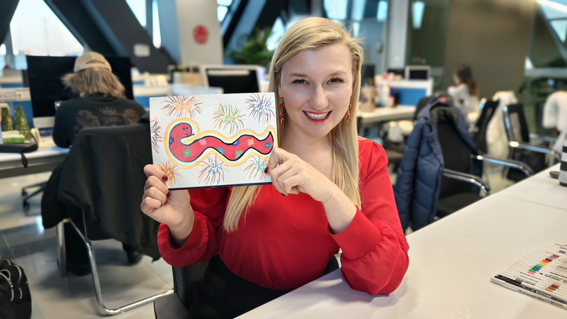 春節を彩るヘビの絵と花火：中国の幸運を描く一枚 video poster