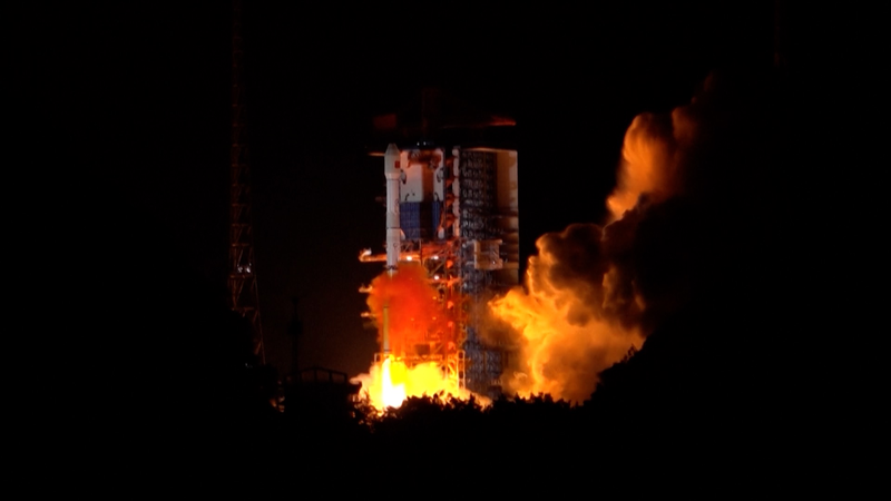 中国が新型通信技術試験衛星を打ち上げ　長征3号Cで軌道投入 video poster