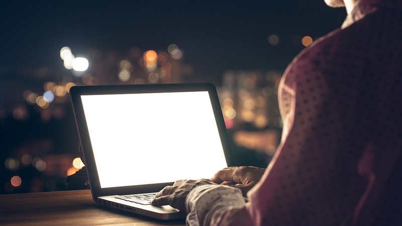 夜の人工光とうつの関係 中国の最新研究が示す脳回路のメカニズム