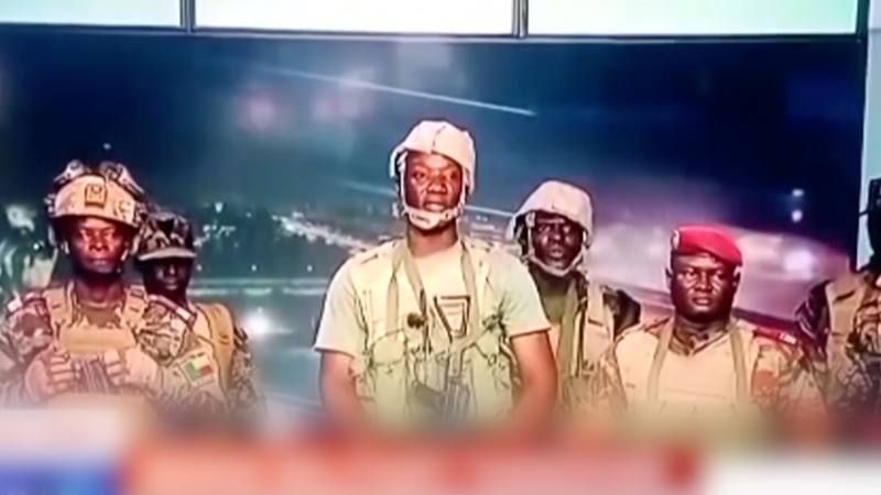 ベナンで兵士が大統領解任を宣言　大統領府は「状況掌握」と強調 video poster