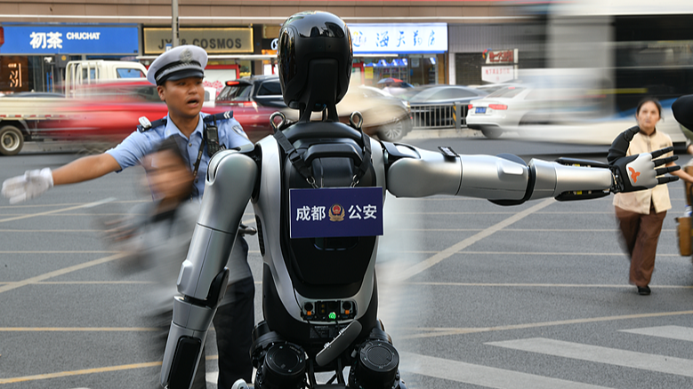 中国・成都で人型ロボットが交通整理　警察をサポート