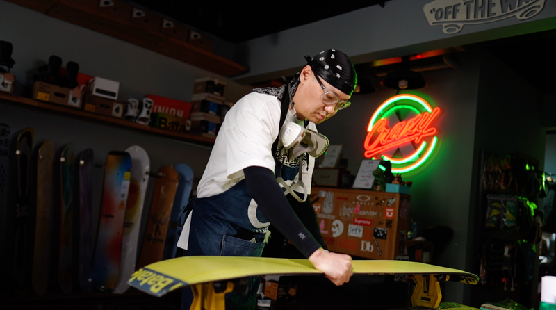 スノーボードを支える職人ラオ・フェン　トップ選手の板を磨く裏方の5カ月 video poster