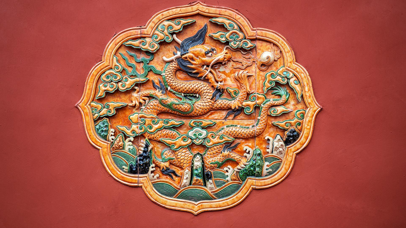 北京で伝統建築彩色の巨匠が描く龍　若者が見入った「龍抬頭」の一日 video poster