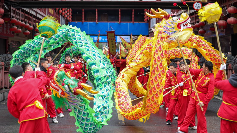 春節のトンレンを歩く：ランタンと龍舞が彩る貴州の民俗行事