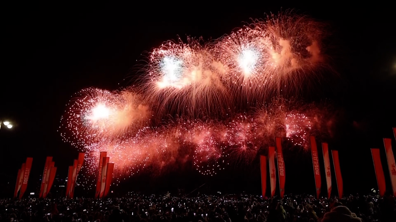 ロシア戦勝80周年　モスクワの夜空を彩った花火と記憶の政治 video poster