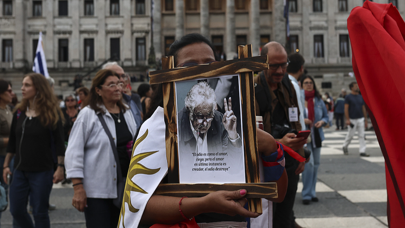 習近平国家主席、ウルグアイのムヒカ元大統領死去に弔意