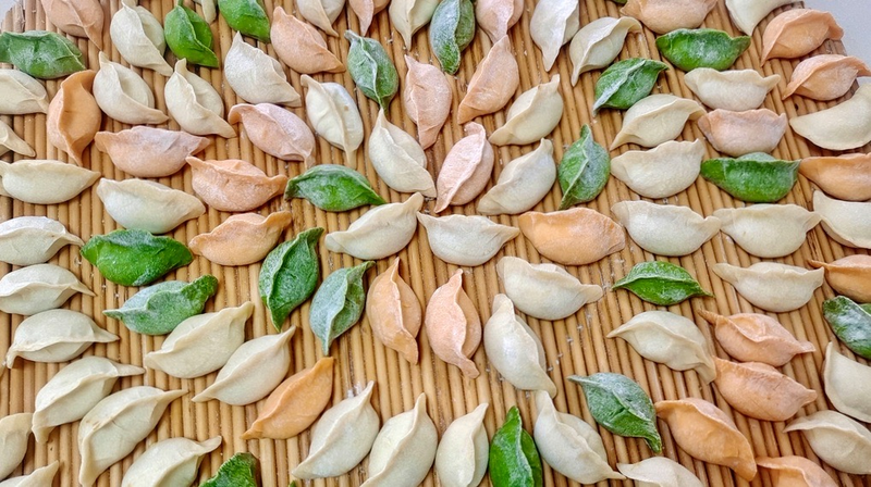 冬至に食べる中国北部のカラフル餃子　家族をつなぐ小さな包み