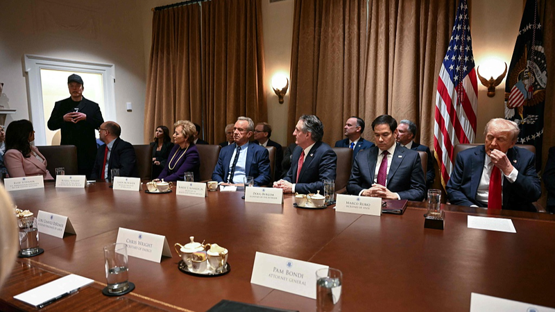 トランプ政権、連邦職員に大規模レイオフ指示　マスク氏が内閣で1兆ドル削減を提案