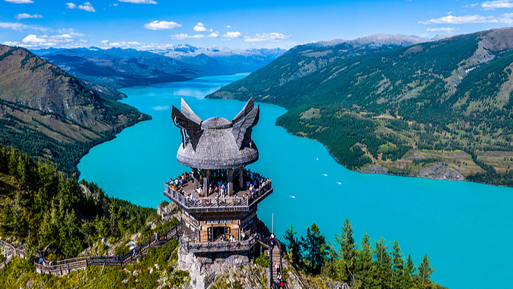 新疆ウイグル自治区・映山湖の静けさに浸る：山あいの鏡のような湖 video poster
