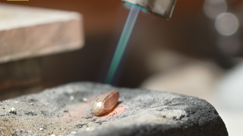 ペルーの違法金採掘に挑むジュエリー職人　アマゾンを守る「クリーンな金」とは video poster