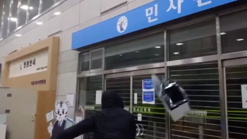 韓国・尹錫悦氏の勾留延長で支持者が裁判所突入　ソウルで何が起きたか video poster