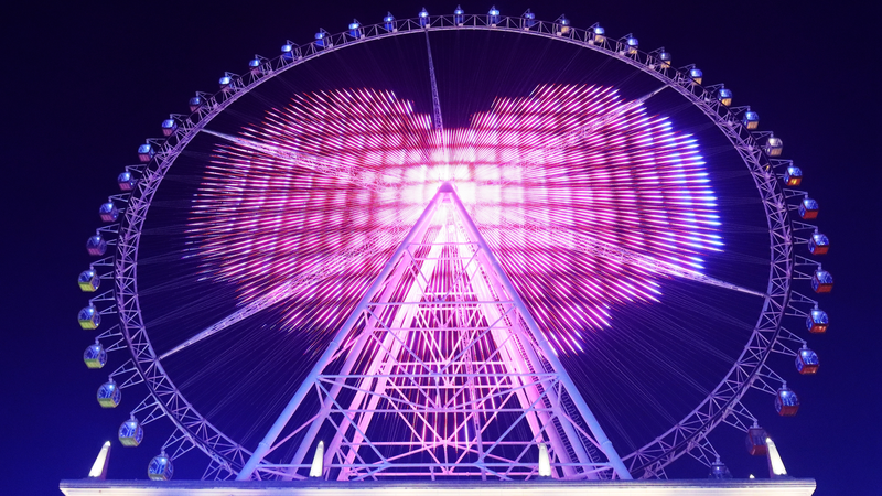 中国・常州の巨大観覧車が七夕に輝く　恋人たちを魅了したライトショー