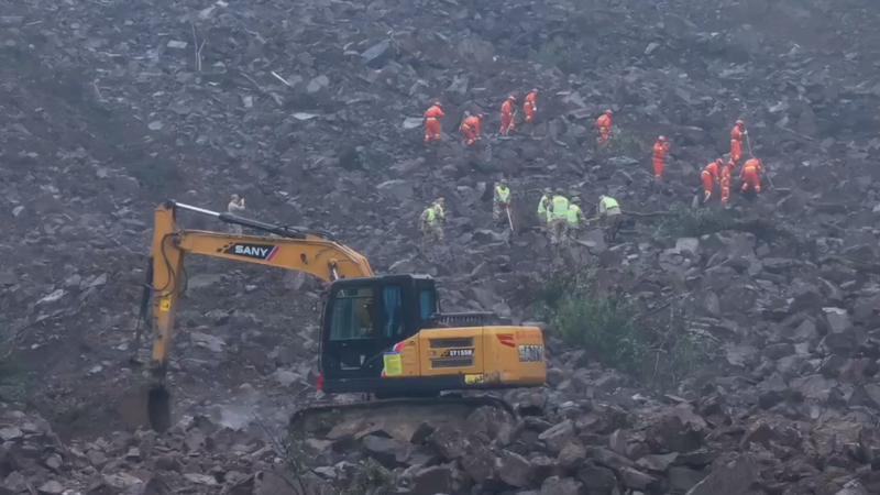 中国・四川省で土砂崩れ　住宅10棟埋没、29人以上不明　救助続く video poster