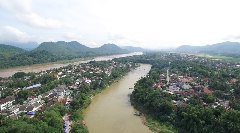 ラオス・ルアンパバーンのボートレース祭り　川とともに生きる町の熱狂 video poster
