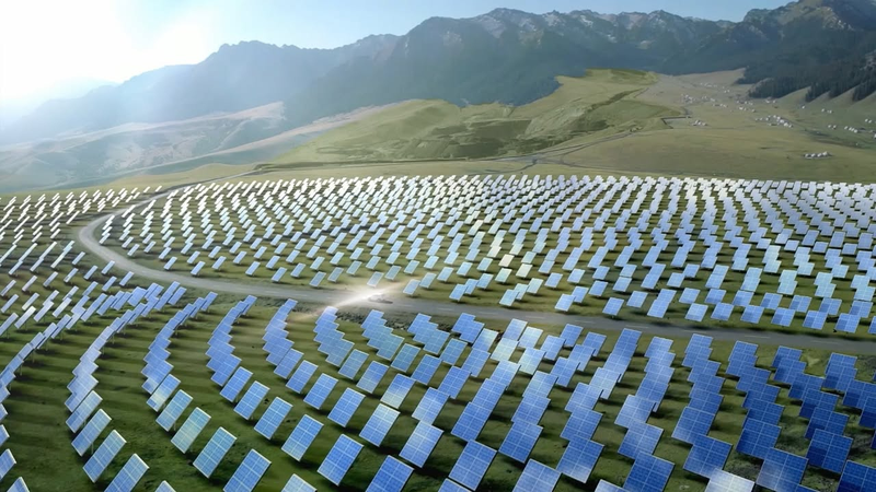 中国クブチ砂漠の「ソーラー万里の長城」が映すグリーン成長の未来