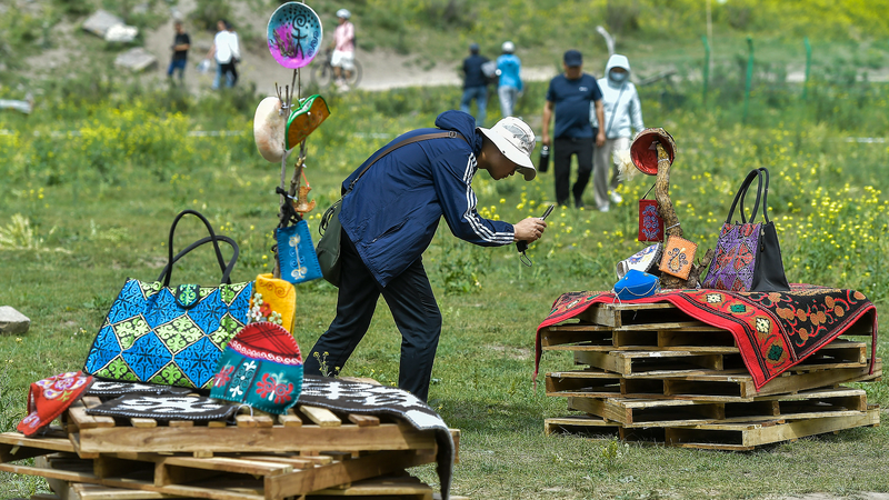 新疆のカザフ刺繍：ハティマさんが受け継ぐ2,000年の記憶