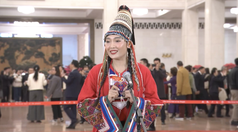 CPPCCで「3000キロの贈り物」 農村振興を語ったハニ族委員 video poster