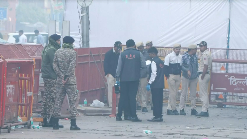 インド・ニューデリーのレッドフォート近くで車爆発　少なくとも10人死亡 video poster