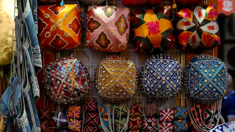 ウルムチの色彩あふれる市場へ：中国・新疆を歩く小さな旅