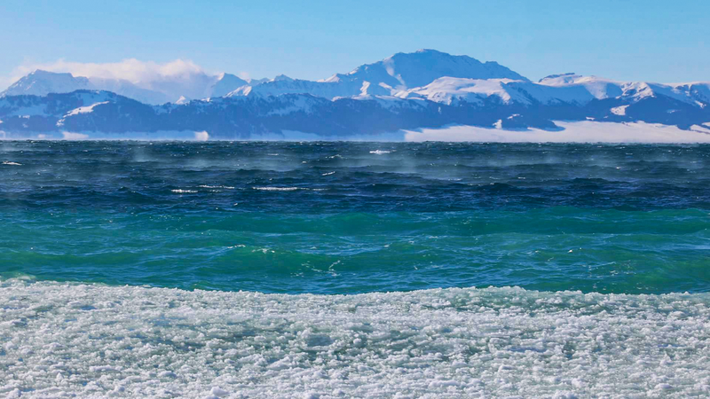新疆セイラム湖、春を告げる氷解シーズン　自然が奏でる静かな交響曲