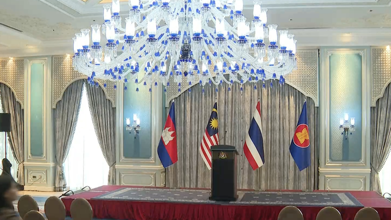 マレーシアのアンワル首相、プトラジャヤで記者会見　カンボジア・タイと協議後 video poster