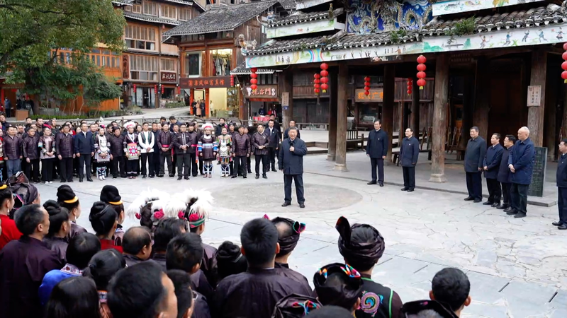 習近平氏が中国・貴州省を視察　少数民族の村で農村振興と文化保護を確認 video poster