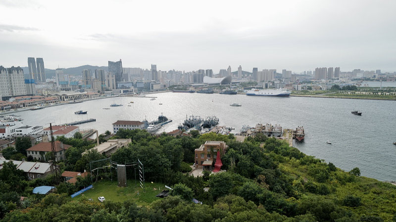 中国ニュース：山東省・煙台山から眺める海と港町のいま video poster