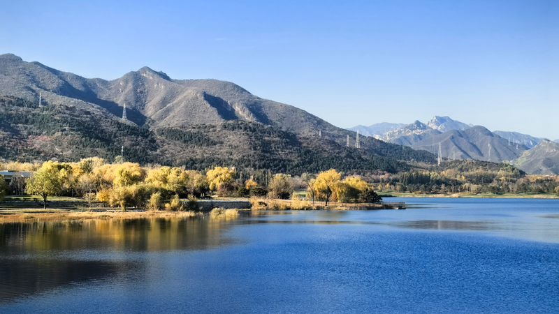 北京・雁栖湖の秋の絶景　山と長城に抱かれた静かな水辺