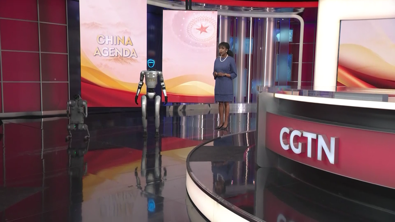 中国CGTNスタジオに最新AIロボット登場　歩く・手を振る・握手する未来のキャスター？ video poster