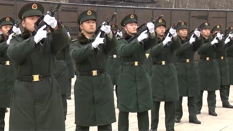 中国人民志願軍の遺骨43柱が瀋陽で埋葬　韓国から11回目の返還 video poster