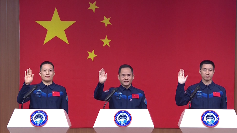 中国の神舟21号有人宇宙船クルー壮行式　3人の飛行士を見送る video poster