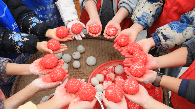 中国ニュース：貴州省で春節前の「赤いもち米ケーキ」作りが最盛期に