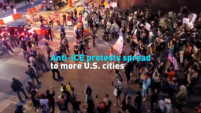 米国で反ICEデモ拡大　移民当局の一斉摘発に全米から抗議の声 video poster