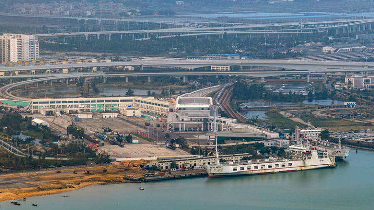 中国本土・海南で「島全体の特別税関」始動　海外投資の呼び水になるか video poster