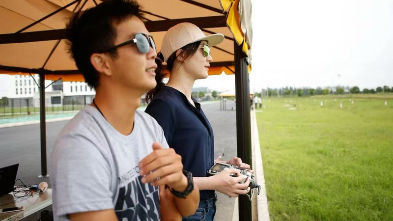 中国の「低空経済」でドローン操縦士が急増　国慶節も教室は満席 video poster