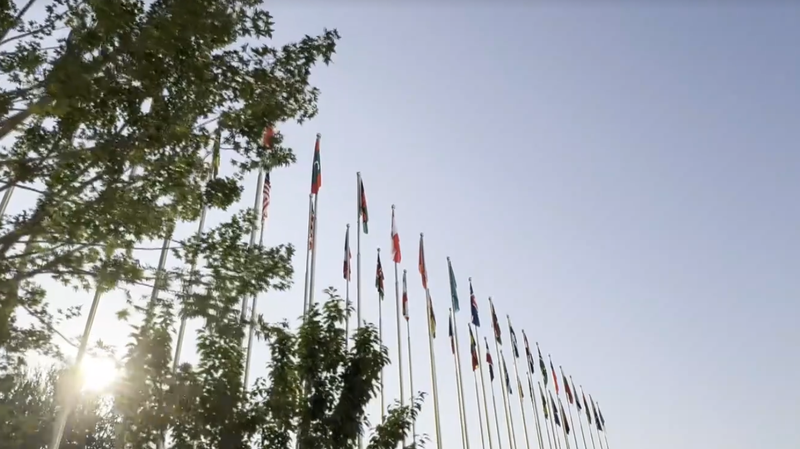 3IQ6P4BM1PBKBHGMNDVB - NewsTomo – 日本語で読む、世界のニュースハブ 北京で女性リーダーズ会合 習近平主席夫妻が各国要人と記念撮影